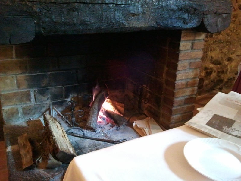 Restaurante La Fornal dels Ferrers frente a la chimenea